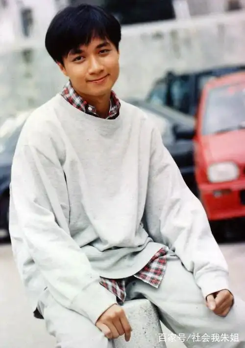 图中是他年轻时候的照片,感觉跟现在相比,变化不大,今年已经46岁的他