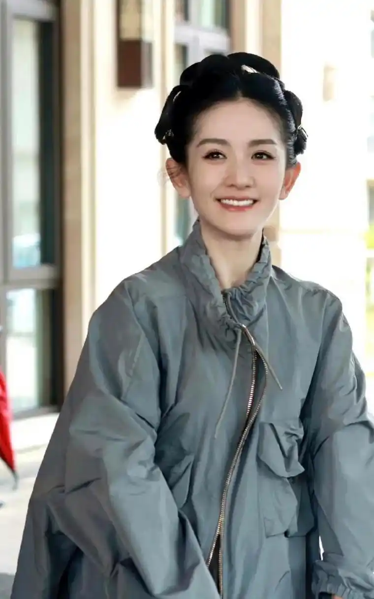 瘦下来的谢娜年轻了二十多岁,看着就像十几岁的小姑娘.