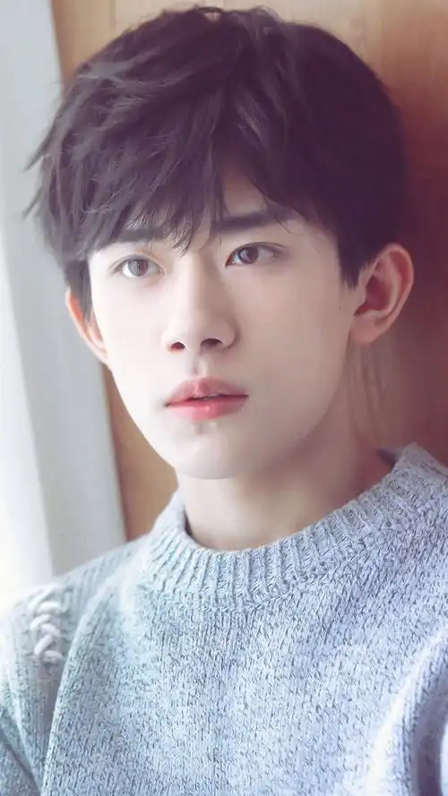 小鲜肉易烊千玺帅气写真