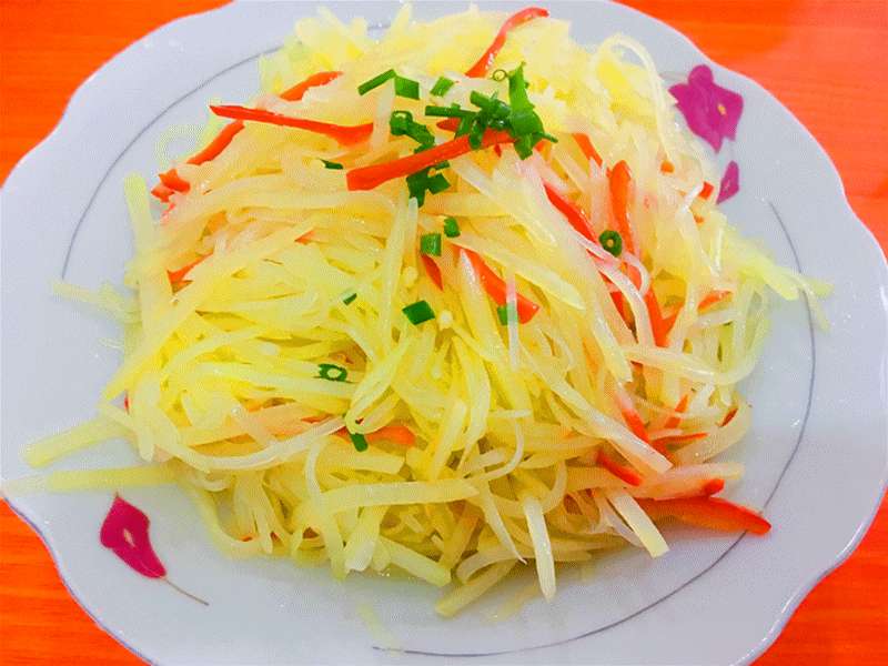 尖椒土豆丝的家常做法,土豆丝根根分明,脆而不生,爽口又下饭