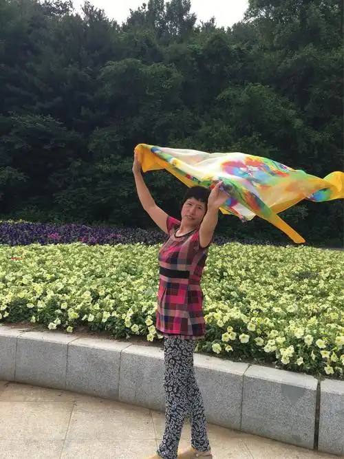 阿姨真美啊 纱巾随风舞动