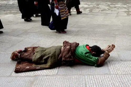 2015年10月3日 德格-昌都德格印经院磕长头的年长藏民