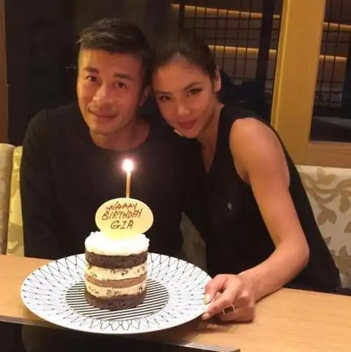 乐基儿丈夫罕见露面他坐妻子大腿上秀恩爱像是对儿子宣示主权