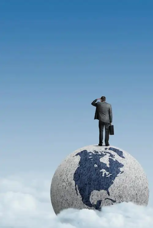 商人站在世界之巅遥望远方图片