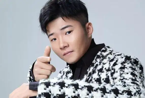 网红球球连麦白小白自嘲被粉丝看作渣女劝对方赶紧找对象