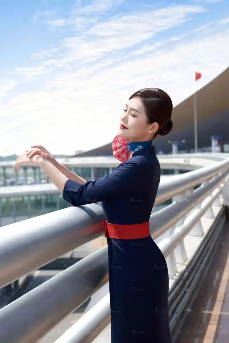 东方航空空姐制服:极具东方韵味的经典 东航空姐制服的大红色皮带扣最