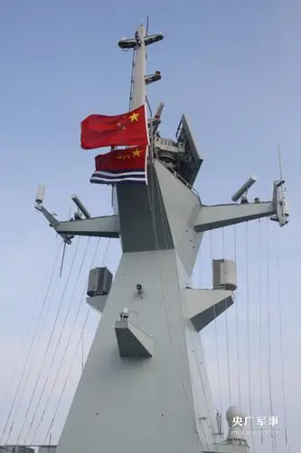 中国海军550编队举行升旗仪式 为成立67周年庆生_凤凰资讯