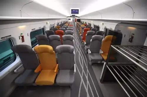 外型和和谐号crh380a型电力动车组相似,采用改良的低阻力流线头型,每