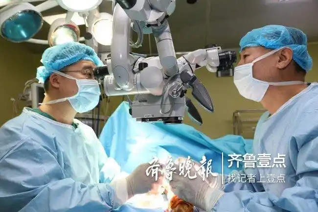 烟台山医院手外科主任于胜军与同事