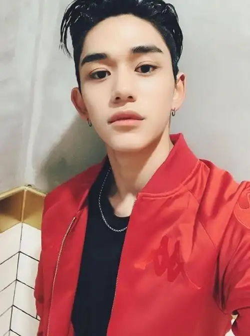 黄旭熙个人资料简介 黄旭熙自拍照