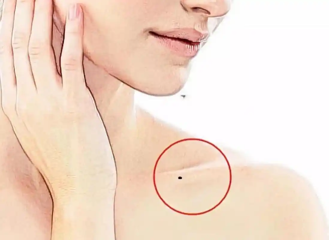 锁骨有痣代表着什么 锁骨长痣: 锁骨上长痣的人,在社交场合非常活跃