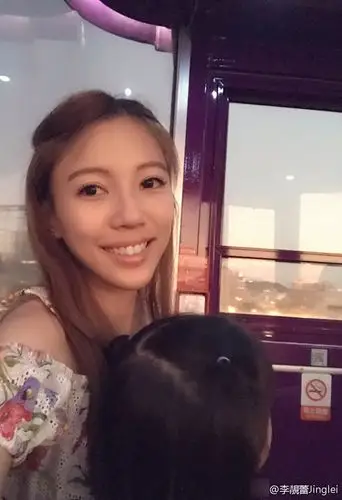 李靓蕾陪女儿去游乐场.王力宏一家.(资料图)王力宏与女儿.(资料图)