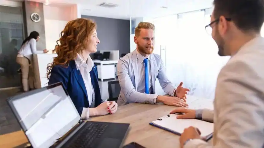 培养自由和灵活性的领导者会给员工以最适合自己的方式善于表扬经常