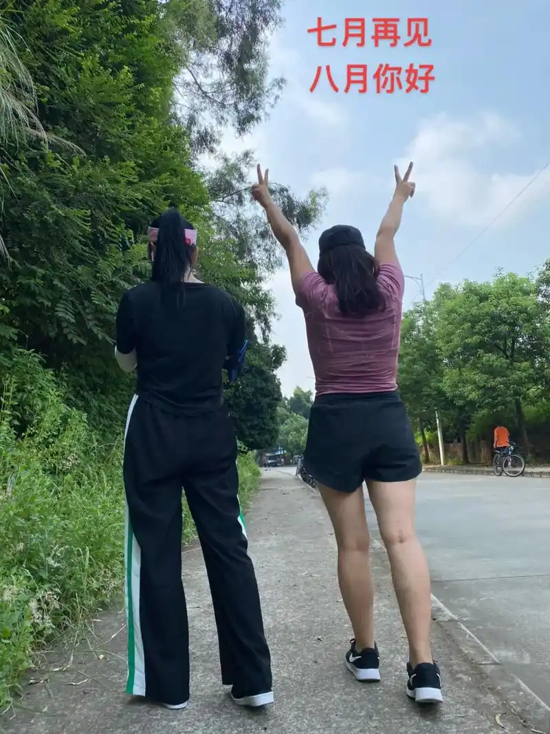 姐妹成对快乐加倍 #人生最好的作品就是自己 #背影小姐姐  - 抖音