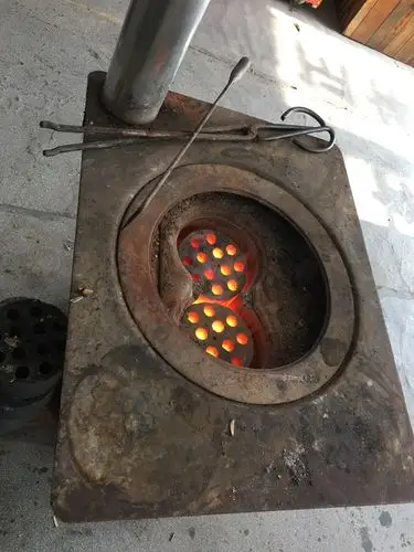 蜂窝煤炉子现在少见吧,好暖和.