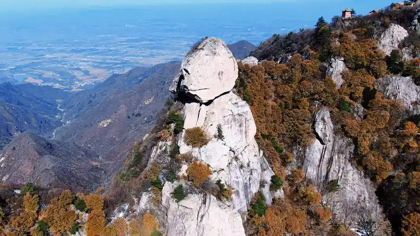 人头山海拔1779米,位于长安区杨庄乡汪庄村扯袍峪