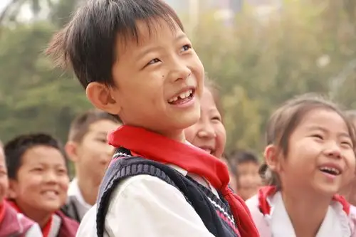 金色柔和的阳光中,孩子们徜徉在安老师讲述的世界里,笑得那么