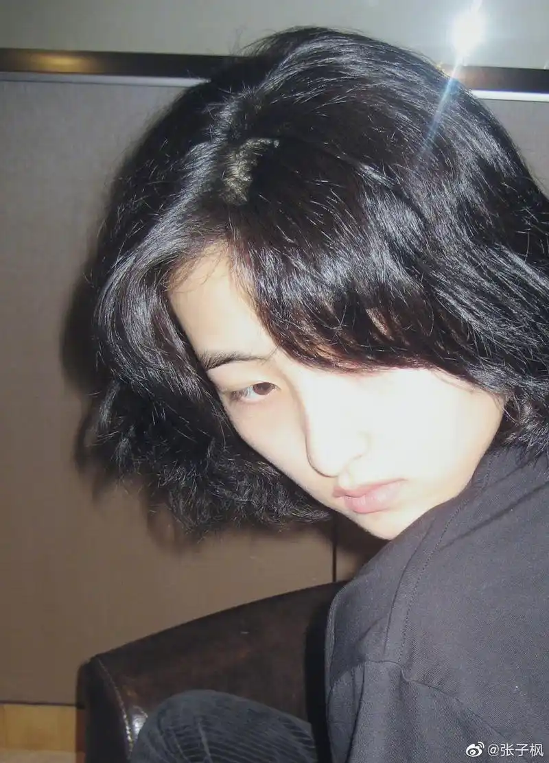 张子枫晒新发型卷毛妹妹真的太有感觉了