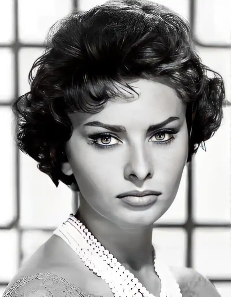 1953年,意大利著名女演员索菲亚罗兰进军营劳动慰问,陪同美国大兵打