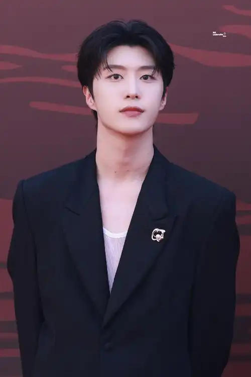 范丞丞飘带黑西装