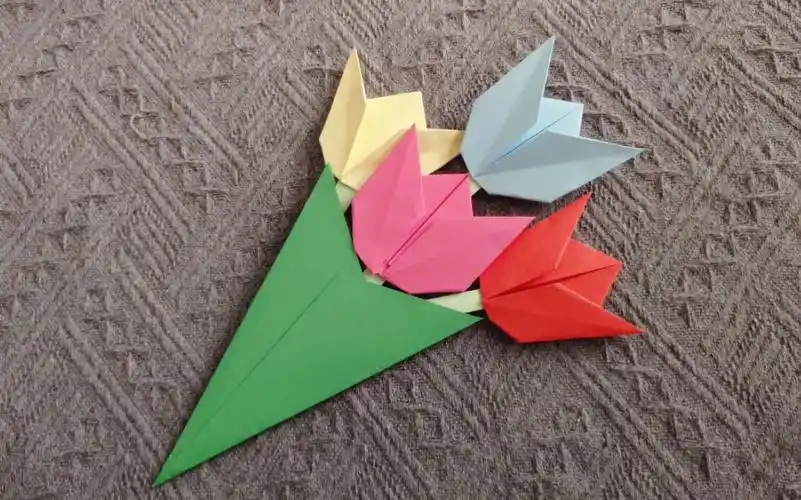 【折纸】用彩纸做个好看的郁金香花束吧