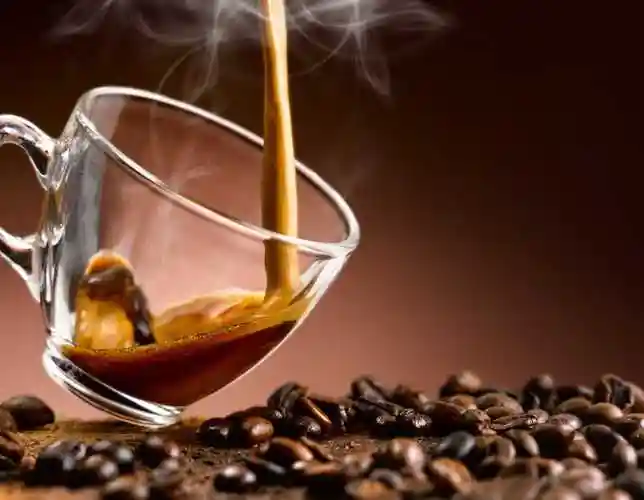 热咖啡与咖啡豆图片-溅出的黑咖啡素材-高清图片-摄影照片-寻图免费