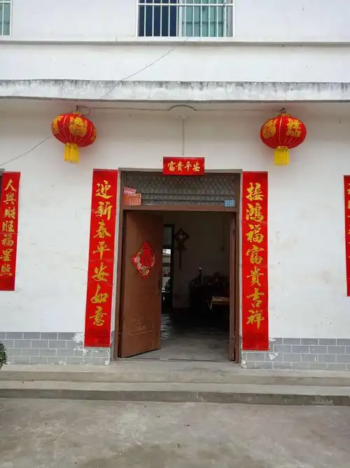 年俗二:大年三十贴对联,挂大红灯笼,预示来年红红火火.