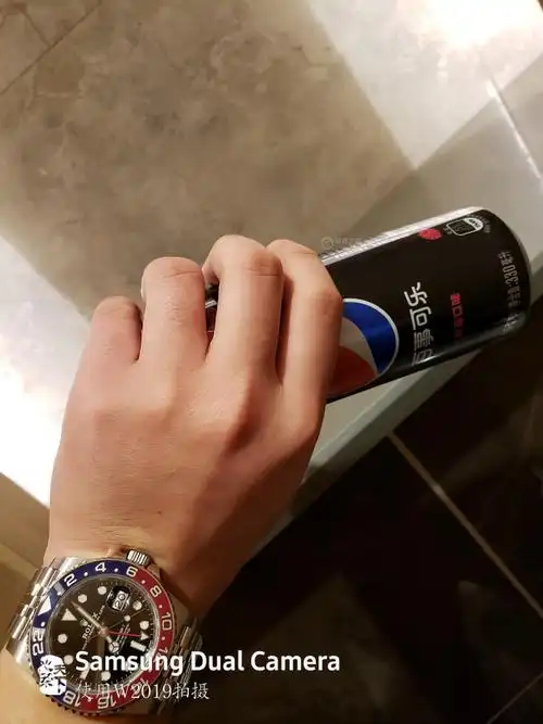 据说拍照的时候必须拿个百事可乐,还是更喜欢可口可乐,瓶装的,然后拿