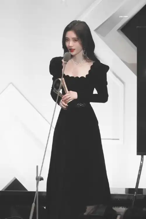 鞠婧祎黑色丝绒长裙