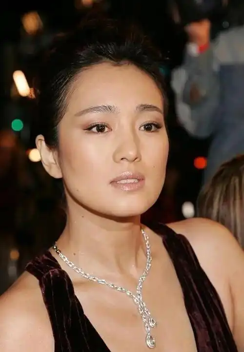 巩俐盛装出席上海活动,惊艳亮相!