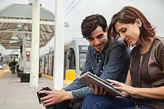 情侣,读报,等待,车站,洛杉矶,加利福尼亚,美国