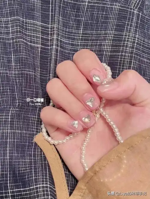 今年最流行的美甲图片(收藏过万的新年美甲)