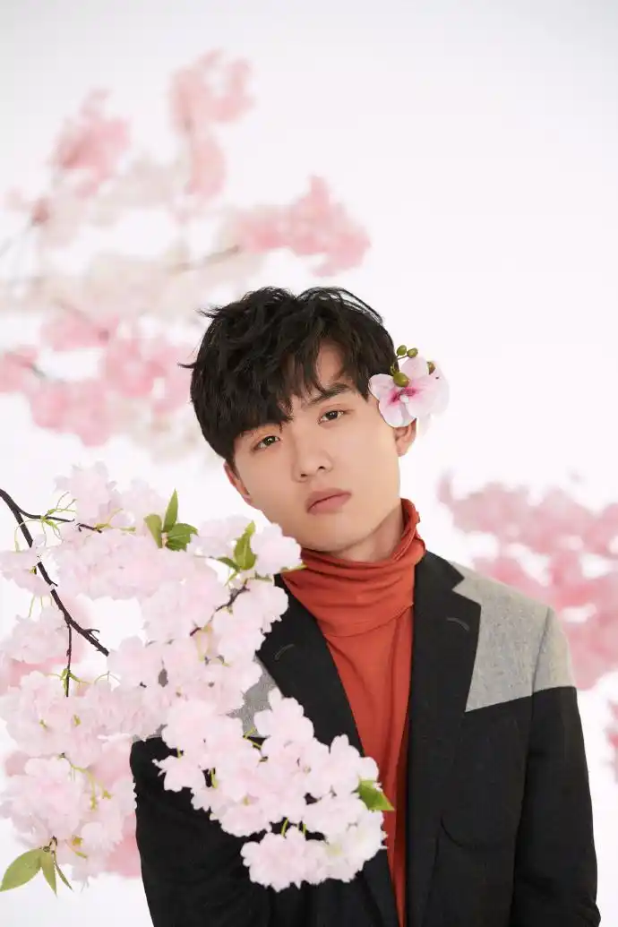 演员_郑伟发复古西装写真,有点帅.