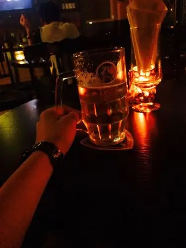 拿起手中的酒干杯 饮下的是情,喝下的是谊,道不出的是千言万语 谁说