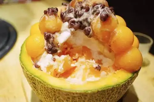 哈密瓜球不仅吃起来甜蜜多汁,大小也是刚刚好一口一个,再浇上牛奶,甜