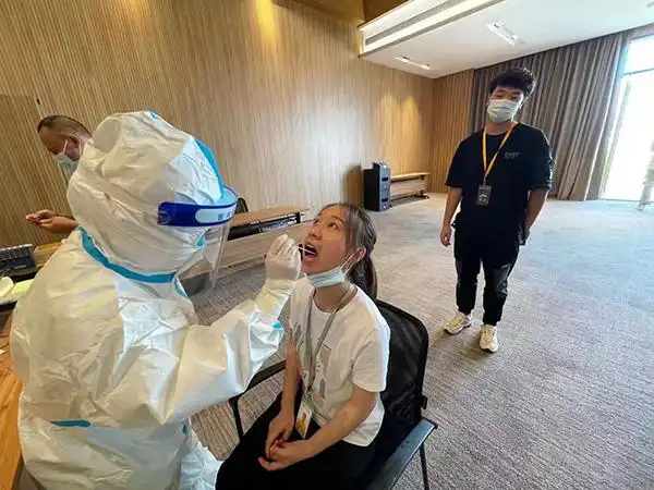 同心抗疫 孝感医护人员驰援武汉东西湖区开展核酸检测