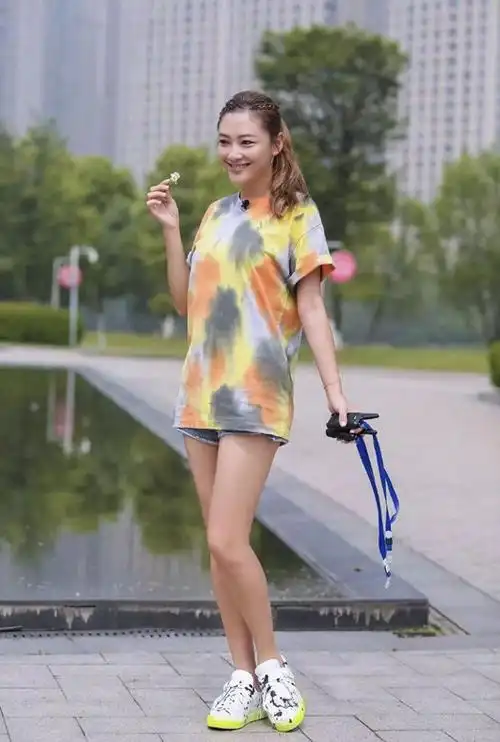 应采儿到底有多自信穿露肩全黑造型秀大长腿身高168比例惊艳