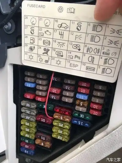 对照保险丝位置卡片,找到相应的保险丝(19号)