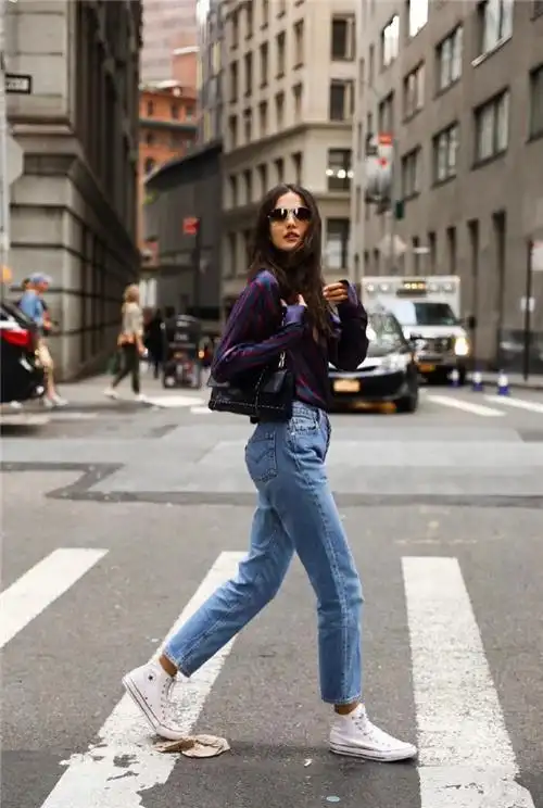 今年春夏牛仔裤流行这4种穿法,时髦显瘦,还能照顾到各种腿型!