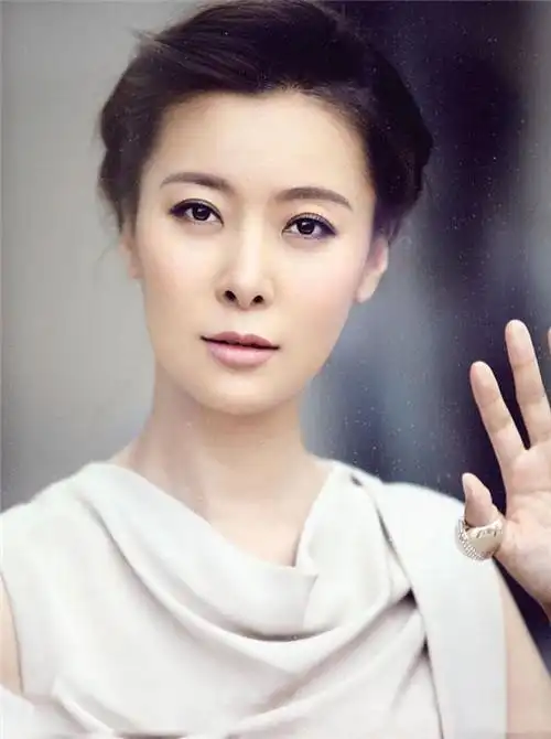 2010年获华鼎奖最佳女演员明星档案姓名:柯蓝国籍:中国身高:165cm体重