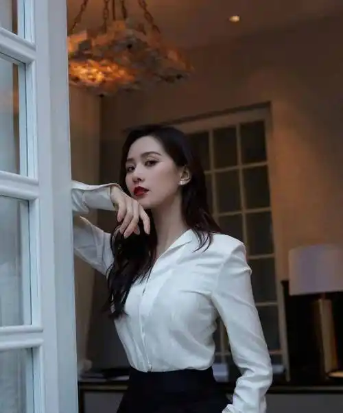 主持人伊一现场失误,漏穿一件衣服,张国立愣是60分钟没转头!