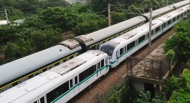 上海轨道交通12号线再次加车:绿皮火车牵引新列车已经抵达上海市|地铁