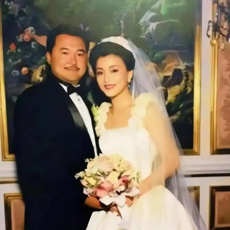 1994年,26岁的杨澜非要和银行上班的丈夫张一兵离婚,转而嫁给了体重