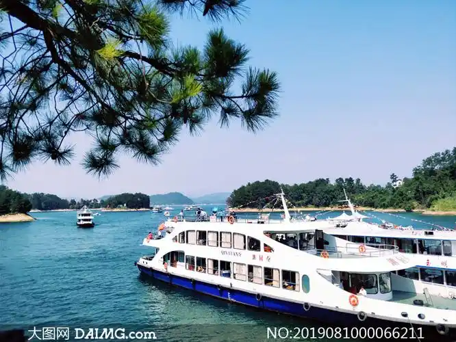 千岛湖上的游船摄影图片