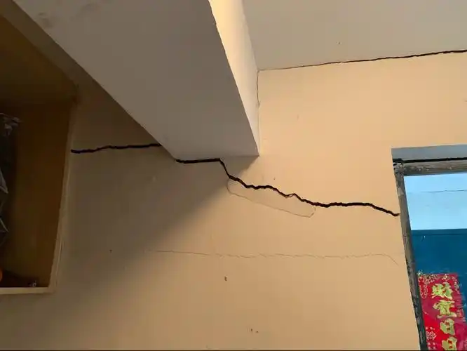 这样的裂缝对房屋的主体结构有危害吗?