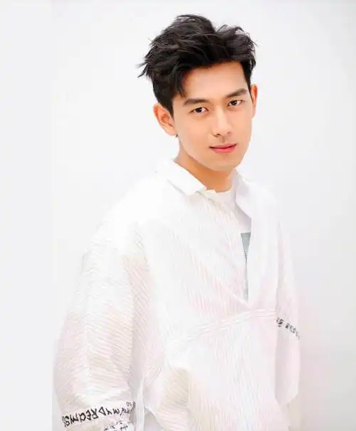 单眼皮但颜值高的男明星:邓伦陈立农李钟硕,谁是你心中最佳?