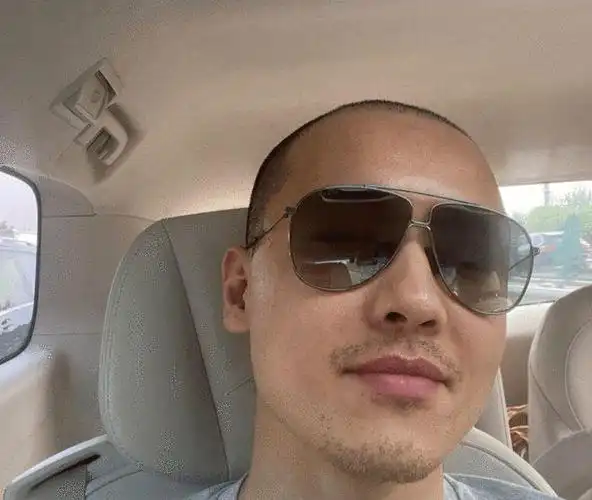 高云翔性侵风波后晒光头自拍 称准备考驾照心情好