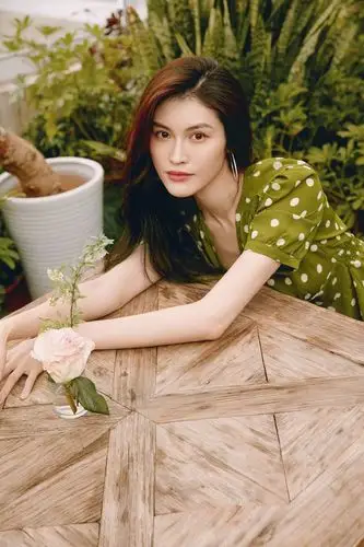 何穗身着绿色碎花裙 春意盎然!