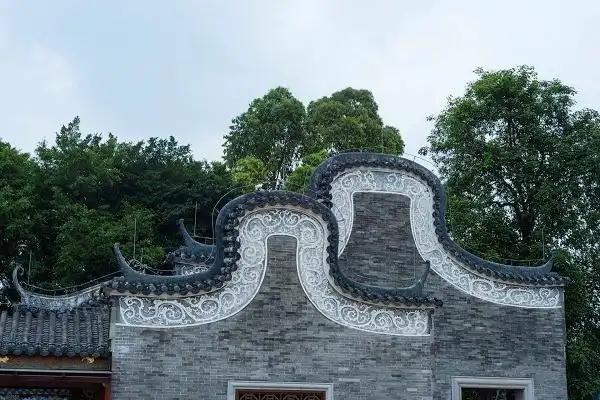 石柱,石板砌成,外墙壁均有花鸟,人物图案,这体现了岭南建筑的特点