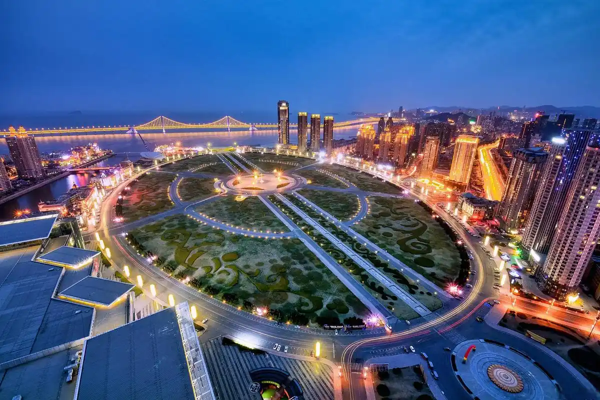 星海广场,大连的标志性景点 星海广场,位于大连市的南端,濒临壮丽的